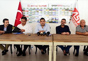 Antalyaspor Başkanı Öztürk'ten 'teknik direktör' sorusuna ilginç yanıt